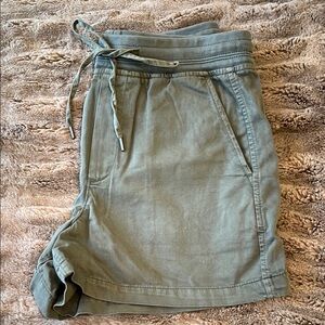 Casual Olive Green Drawstring Shorts Gap size small